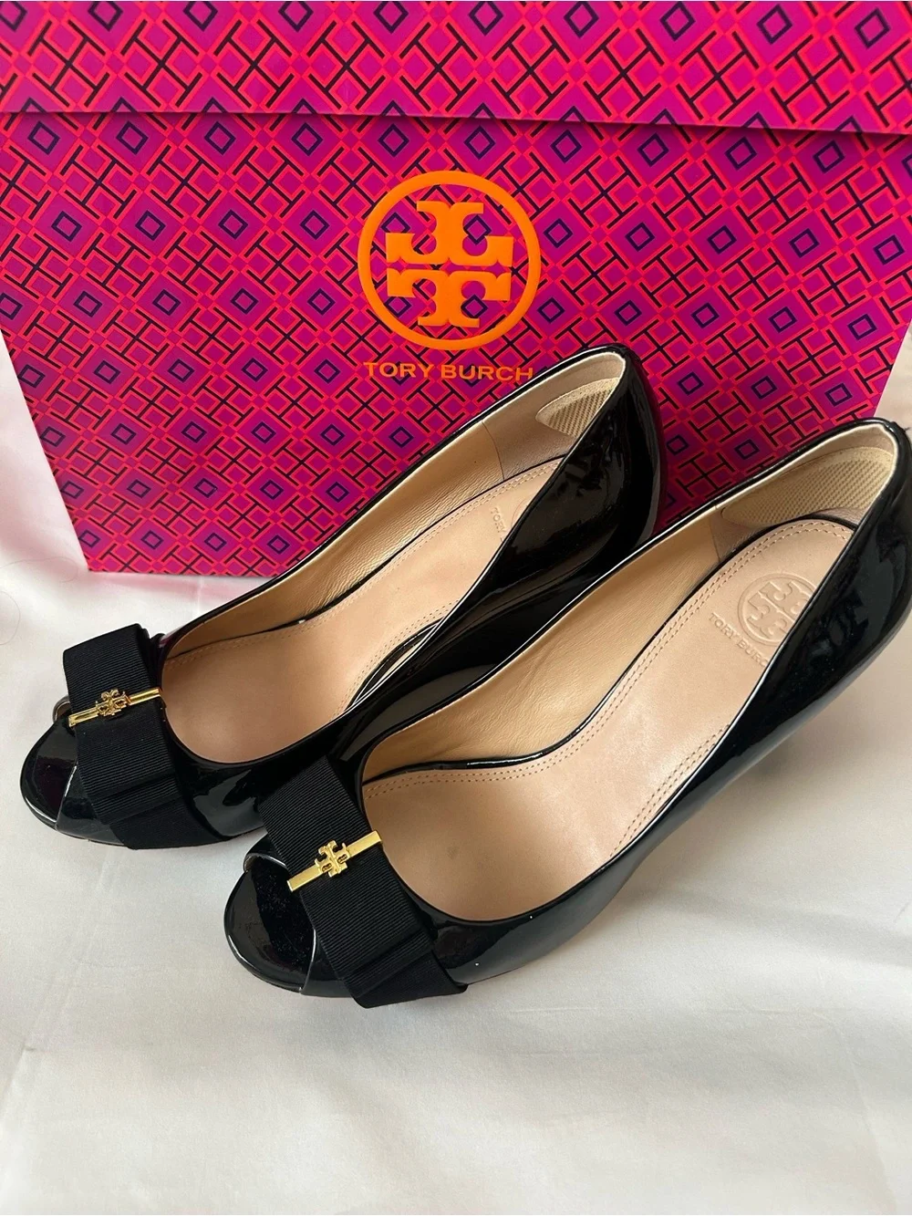 🖤Tory Burch🖤💛TRUDY💛Black Patent Peep-Toe Pumps Grosgrain Bow & Gold Logo Accent
